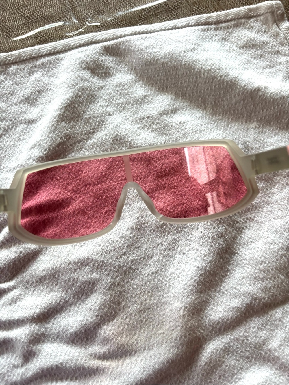 NWOT goodr Pink Polarized Sport Sunglasses and Flamingo Pouch Adult Size - Picture 12 of 13